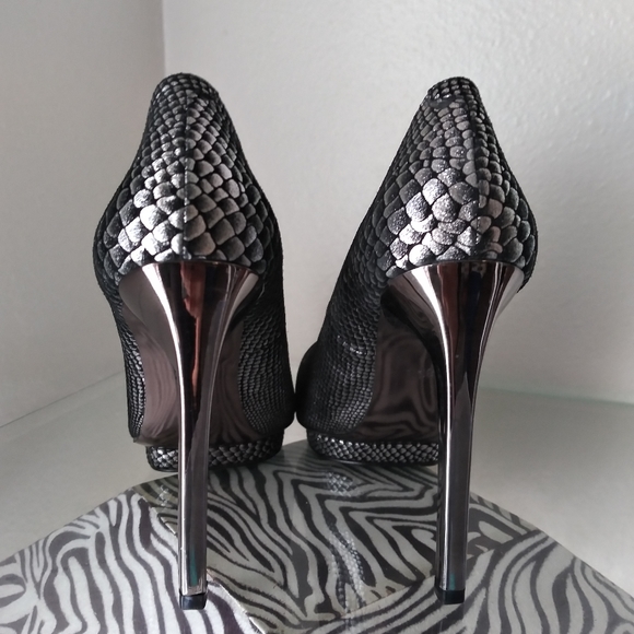 BCBGMaxazria Platform Pump - Picture 4 of 5